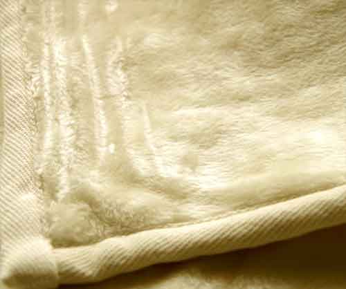 絹の持つセリシンで肌をすべすべにする暖かいシルク毛布