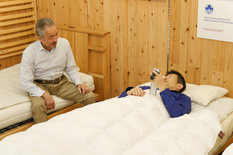 腰痛治ると評価ベッド，