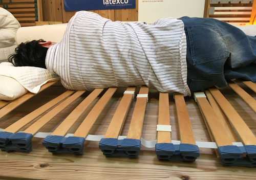 ベッド試し寝体験，